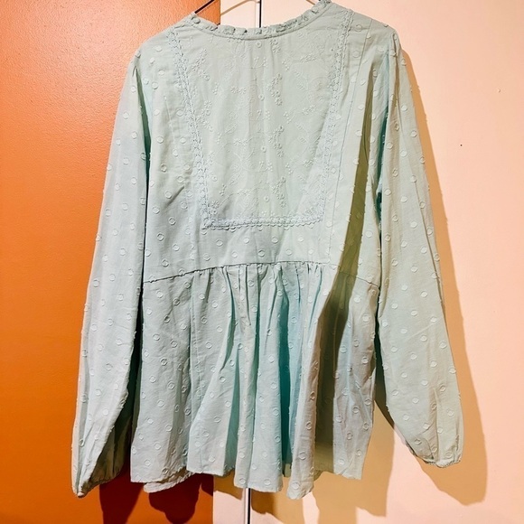 Torrid Blue Clip Dot Mixed Eyelet Yoke Detail Top Size 4 (26/28) NWT - Picture 4 of 4